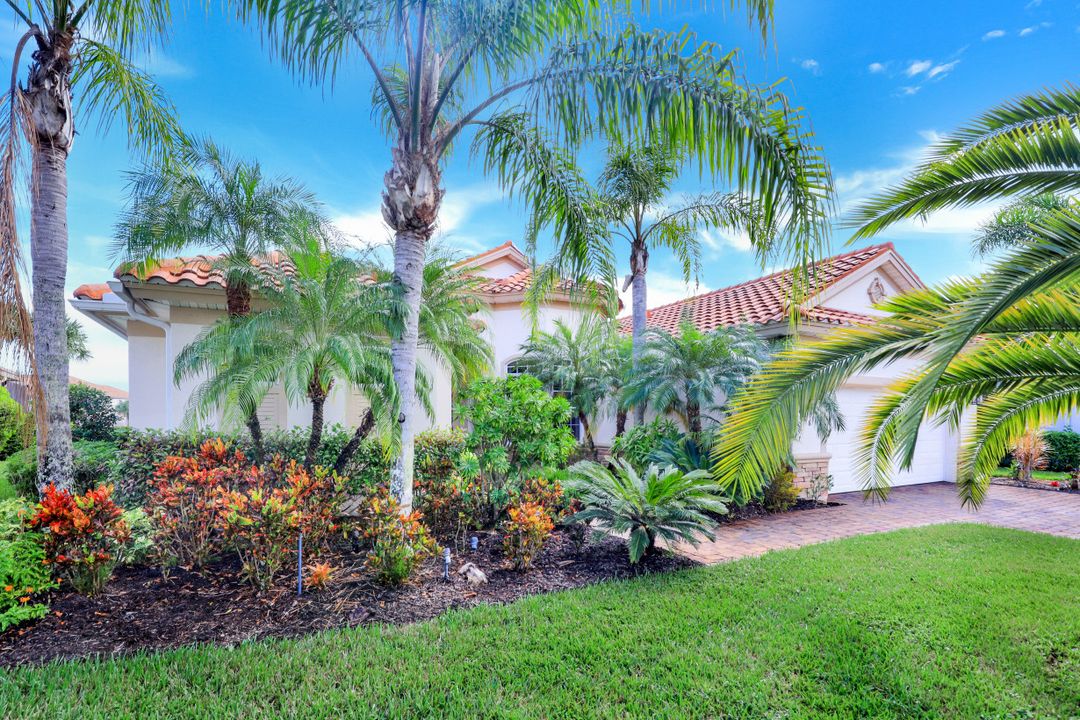8806 Spinner Cove Ln, Naples, FL 34120