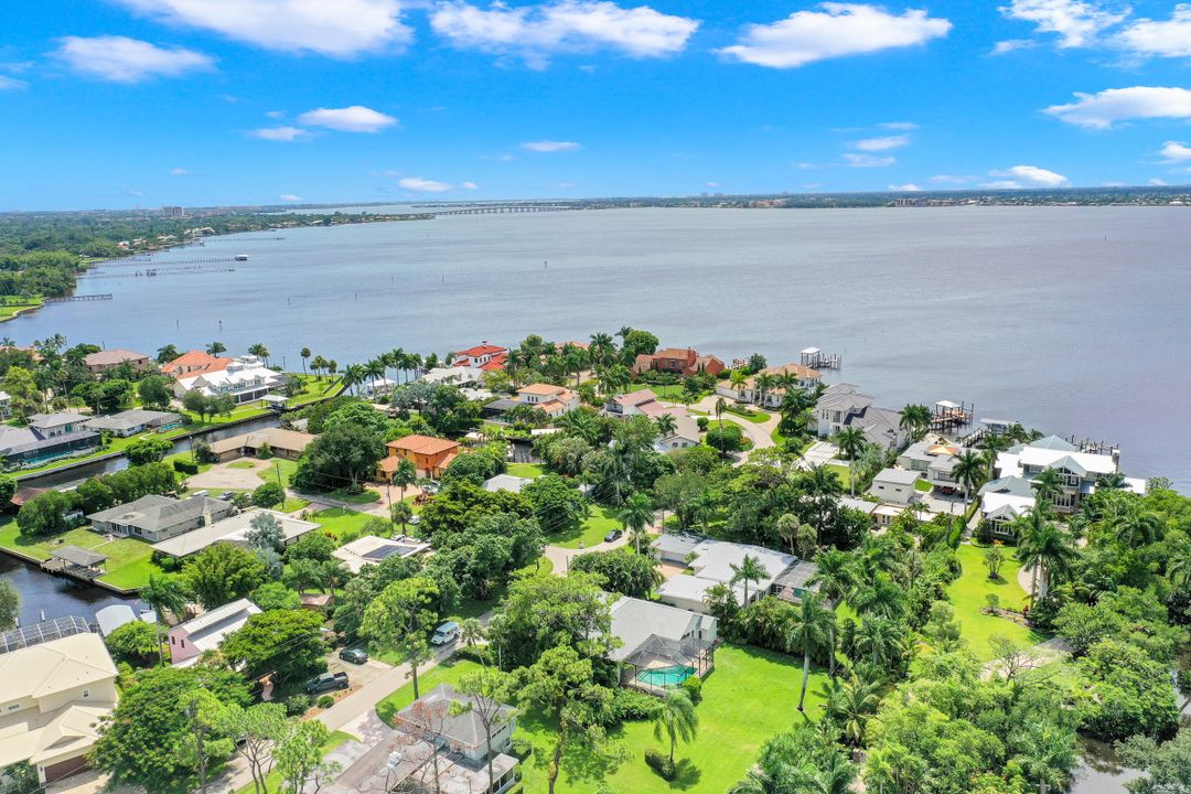 997 Aqua Ln, Fort Myers, FL 33919