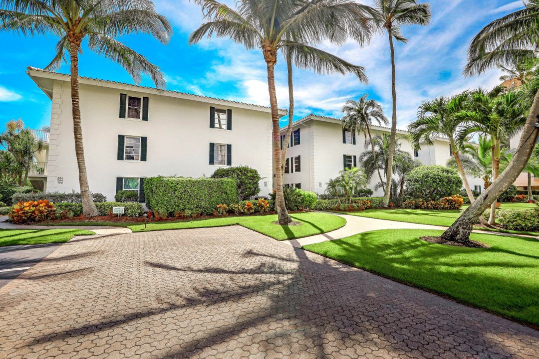10573 Gulf Shore Dr #304, Naples, FL 34108