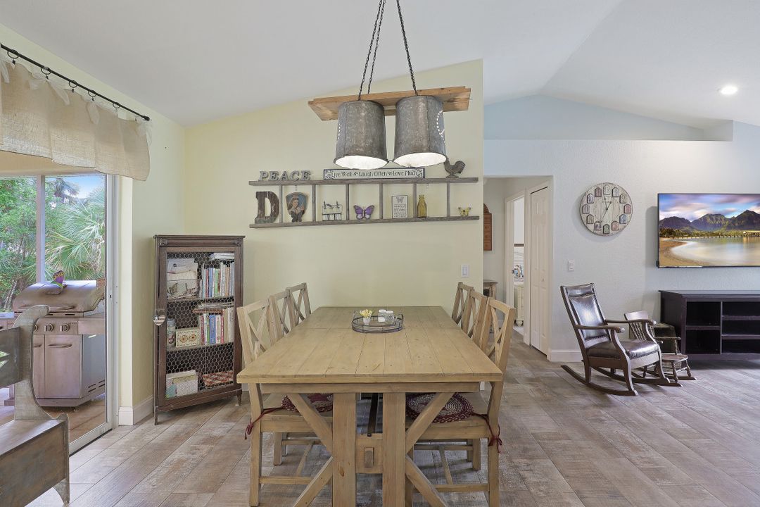 560 4th St NE, Naples, FL 34120