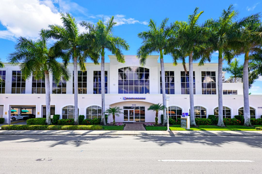 599 Tamiami Trail N #200, Naples, FL 34102