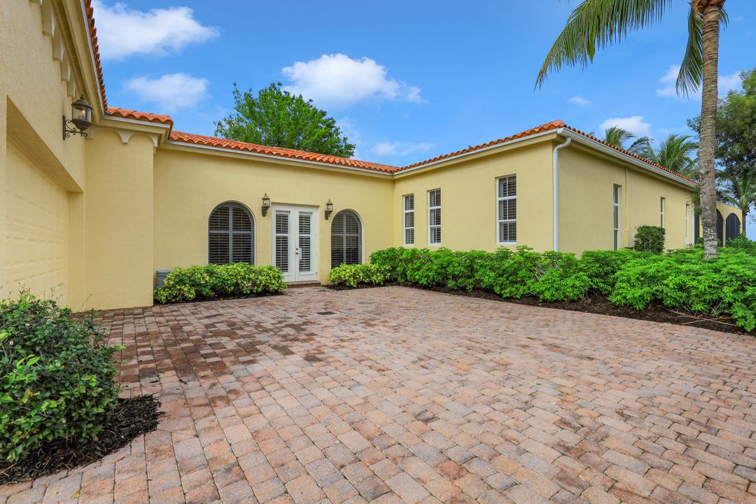 8560 Bellagio Dr, Naples, FL 34114