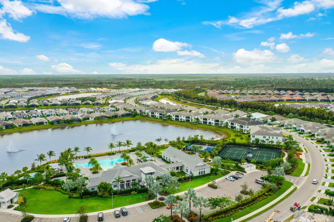 9003 Redonda Dr, Naples, FL 34114