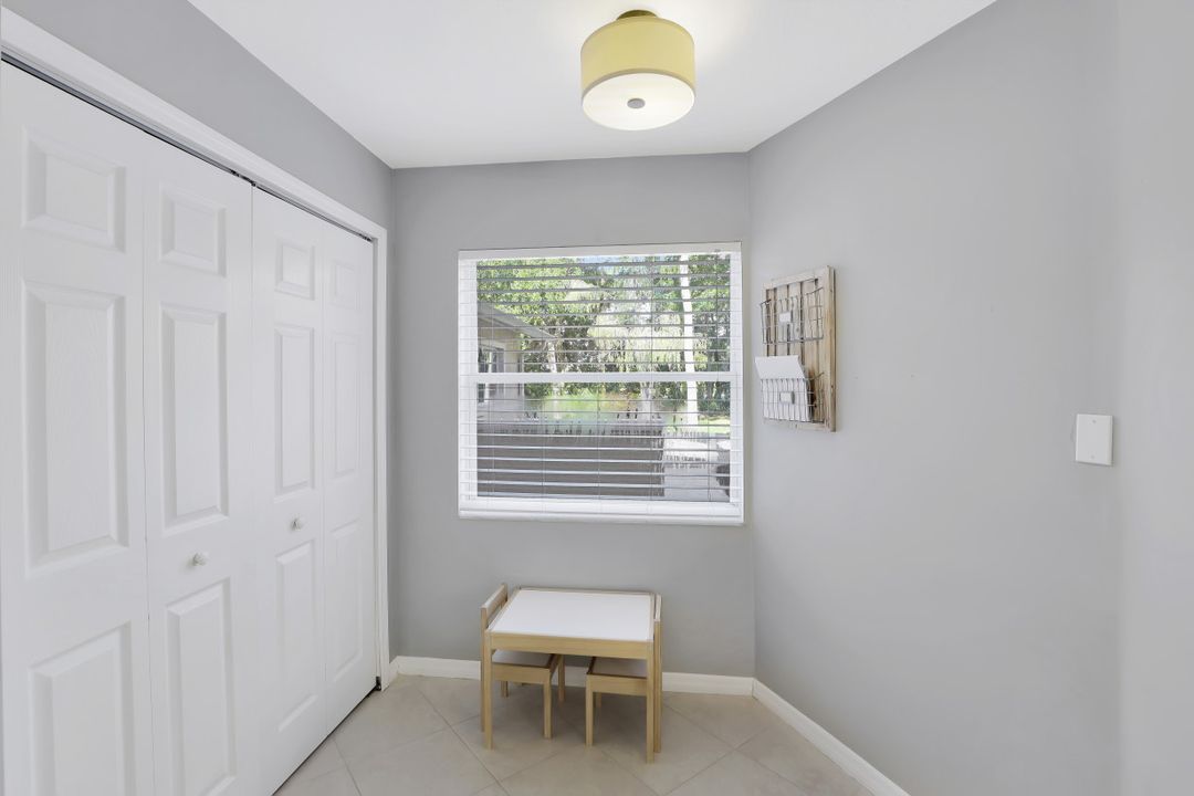 9605 Crescent Garden Dr, Naples, FL 34109