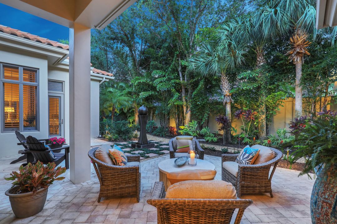 2086 Torino Way, Naples, FL 34105