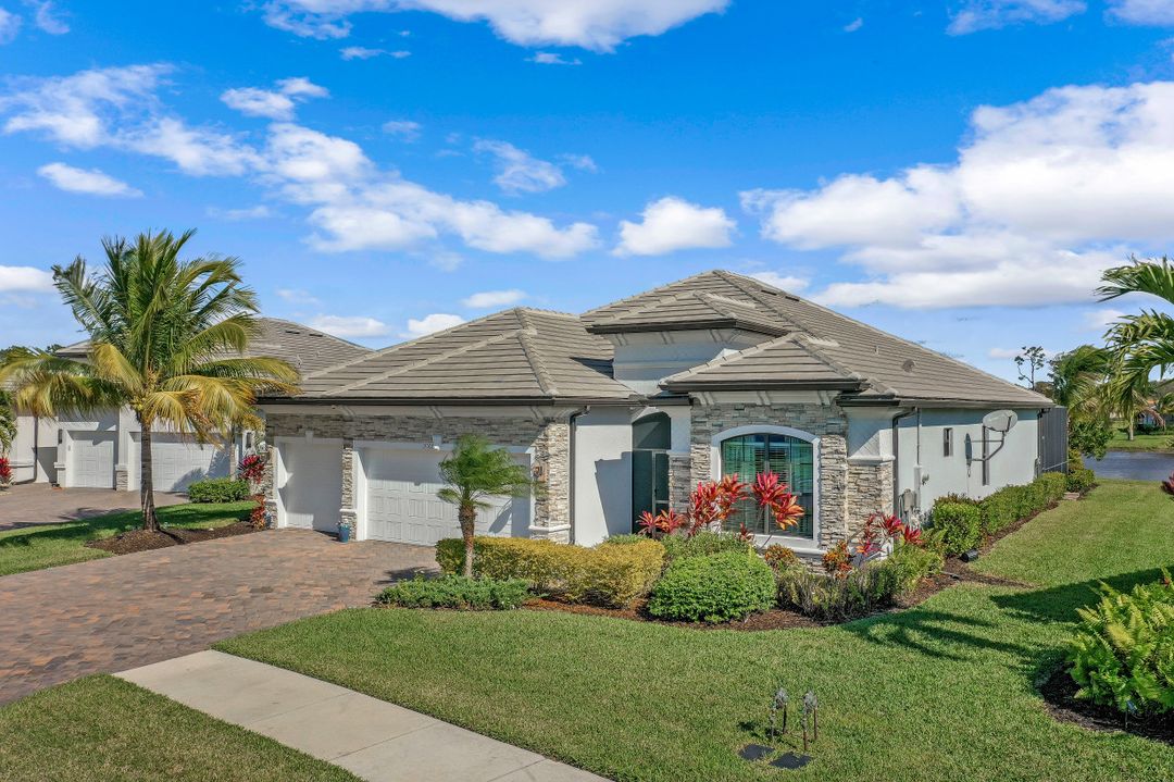 2067 Antigua Ln, Naples, FL 34120
