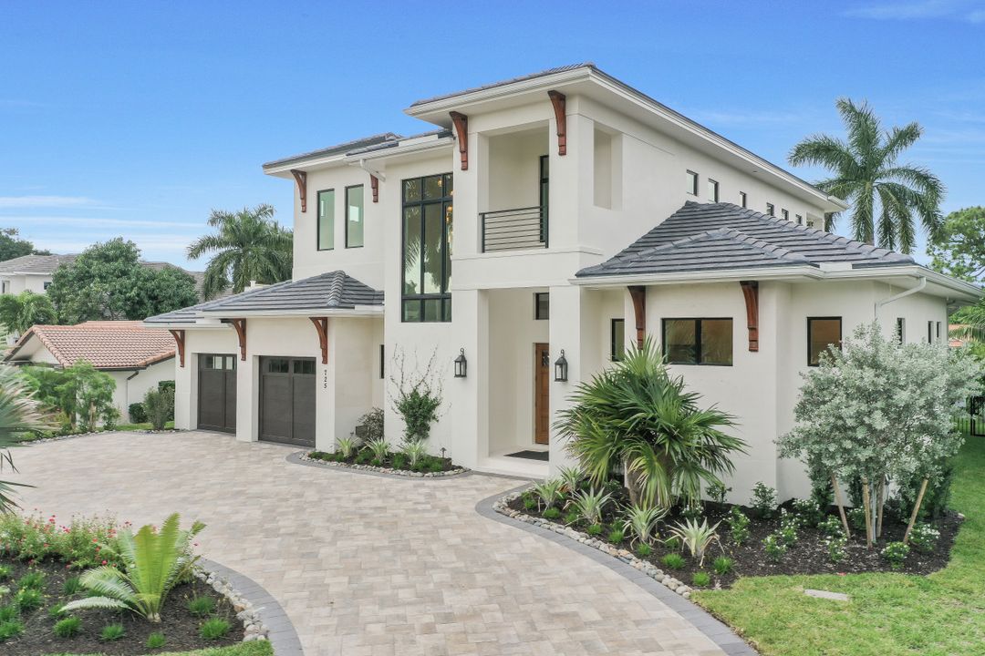 725 Parkview Ln, Naples, FL 34103