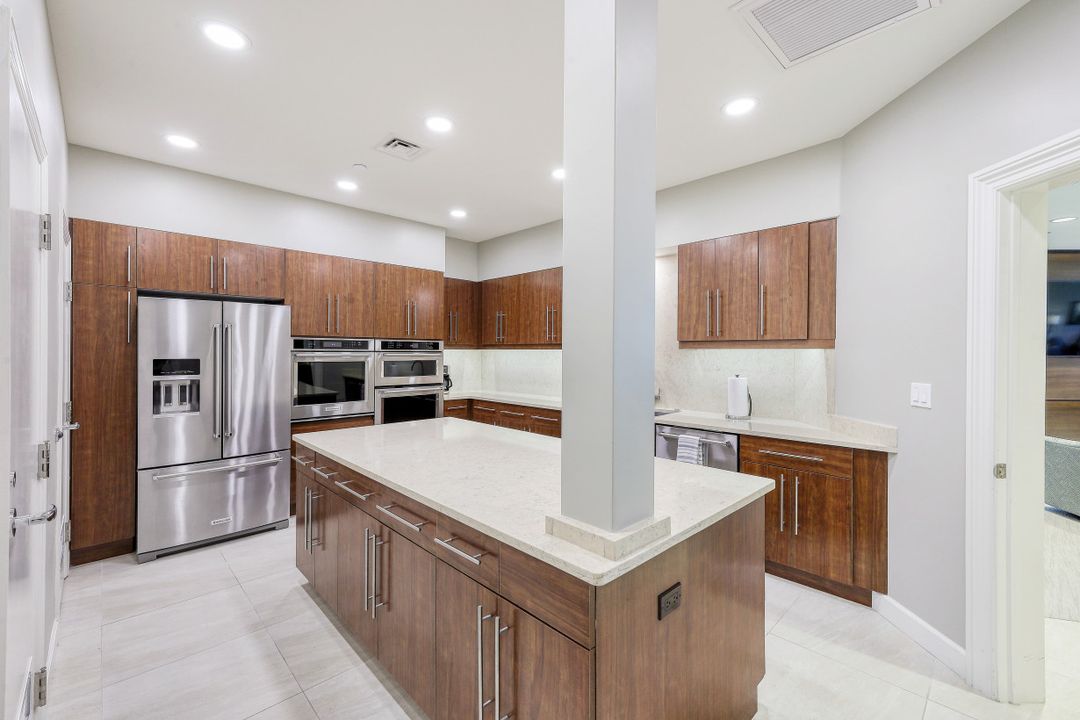 60 Seagate Dr #1204, Naples, FL 34103