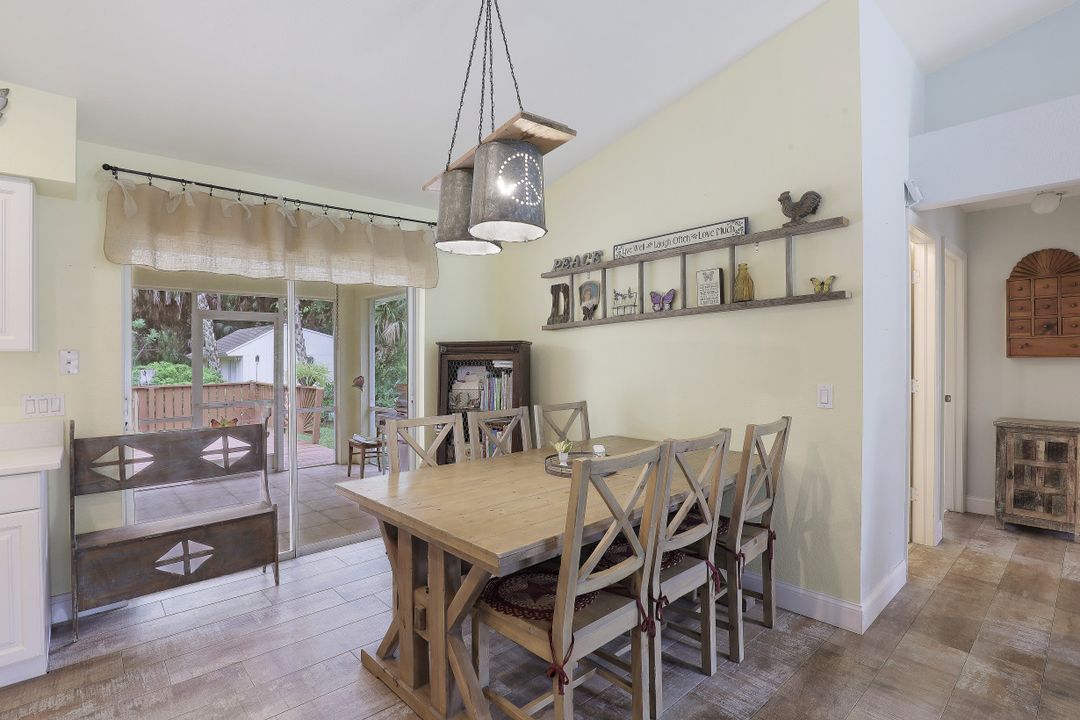 560 4th St NE, Naples, FL 34120