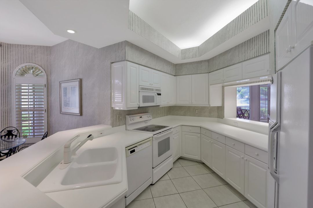 1825 Seville Blvd #811, North Naples, FL 34109