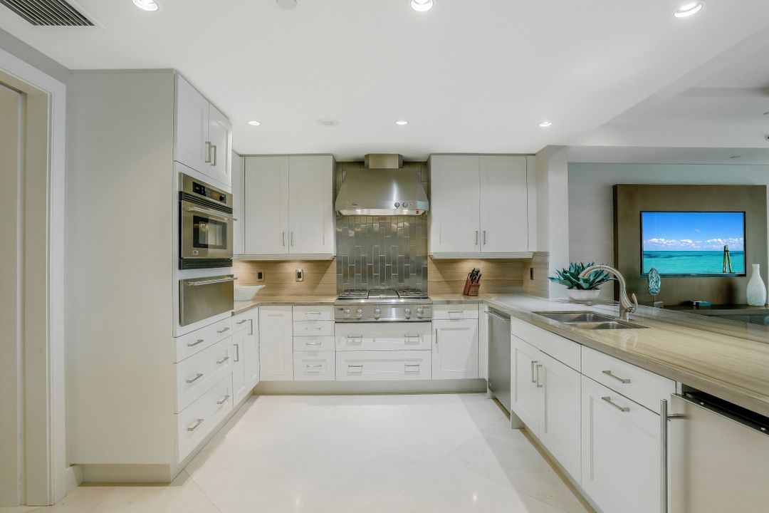 11125 Gulf Shore Dr #701, Naples, FL 34108