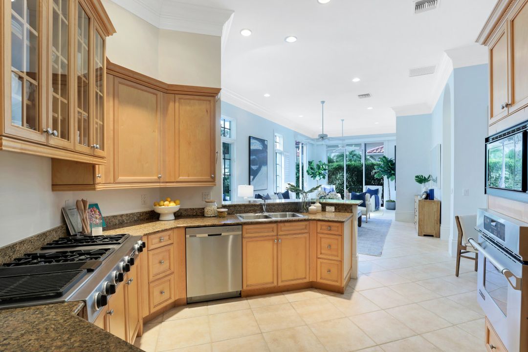 2547 Avila Ln, Naples, FL 34105