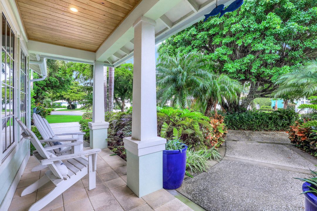 572 7th Ave N, Naples, FL 34102