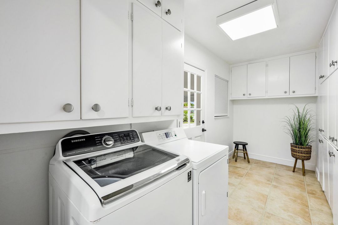 438 Lagoon Ave, Naples, FL 34108