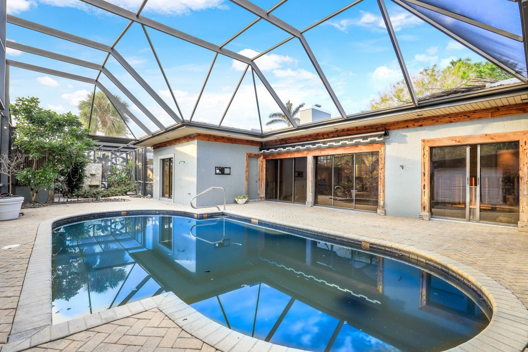 140 2nd Ave S, Naples, FL 34102