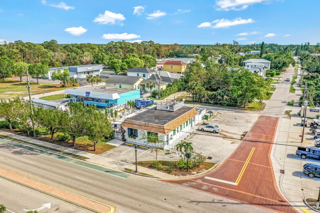 2631 Lakeview Dr, Naples, FL 34112