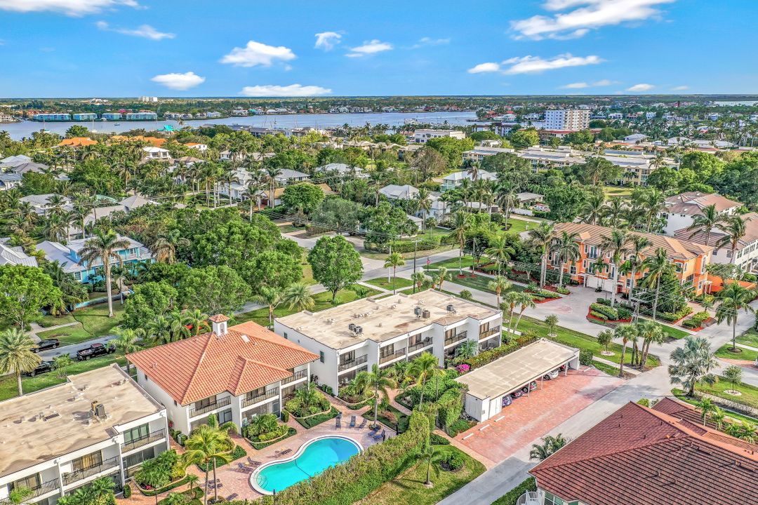 1060 6th St S #1060, Naples, FL 34102