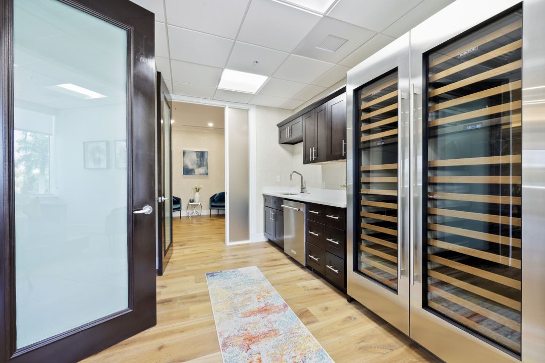599 Tamiami Trail N #200, Naples, FL 34102