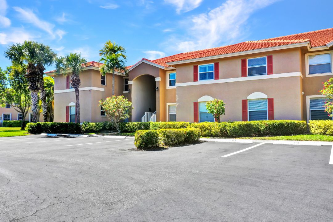 6940 Huntington Lakes Cir #202, Naples, FL 34119