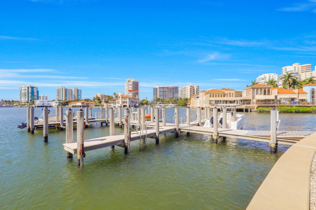 250 Park Shore Dr #103, Naples, FL 34103