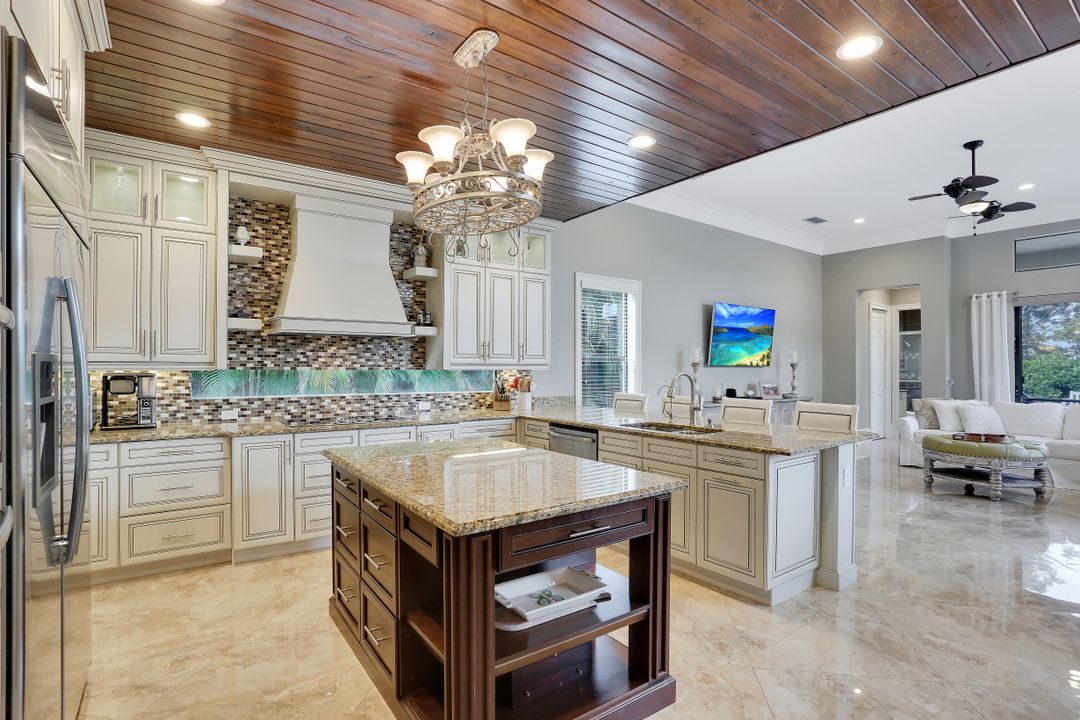 2934 Cinnamon Bay Cir, Naples, FL 34119