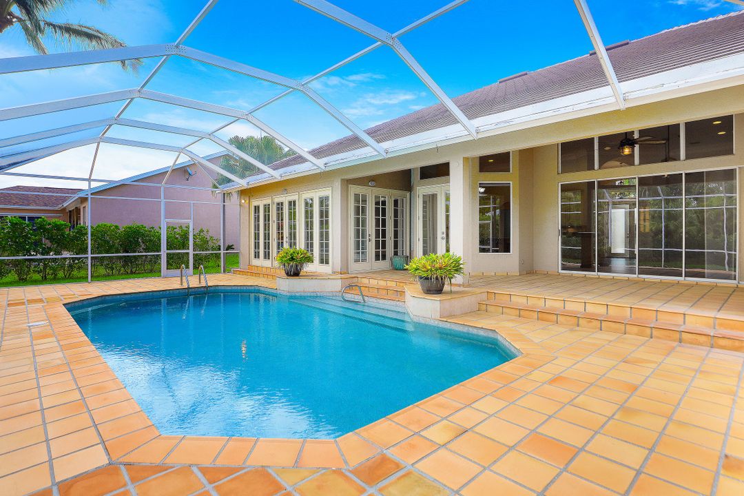 1905 Fairfax Cir, Naples, FL 34109