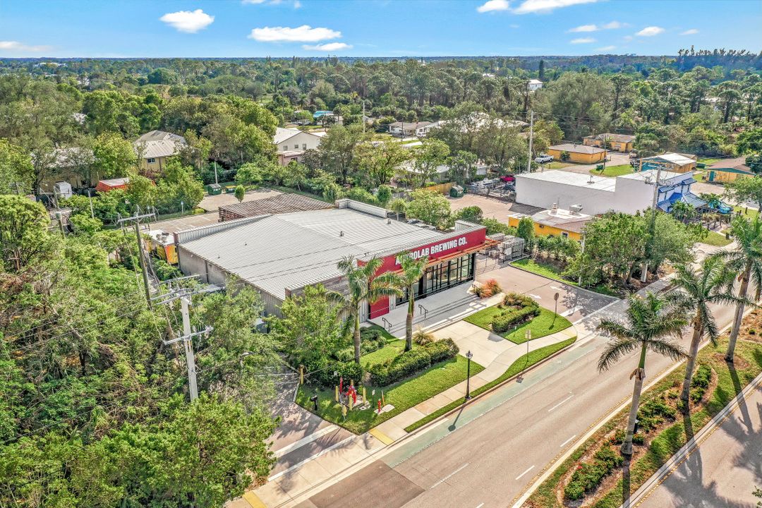 2631 Lakeview Dr, Naples, FL 34112