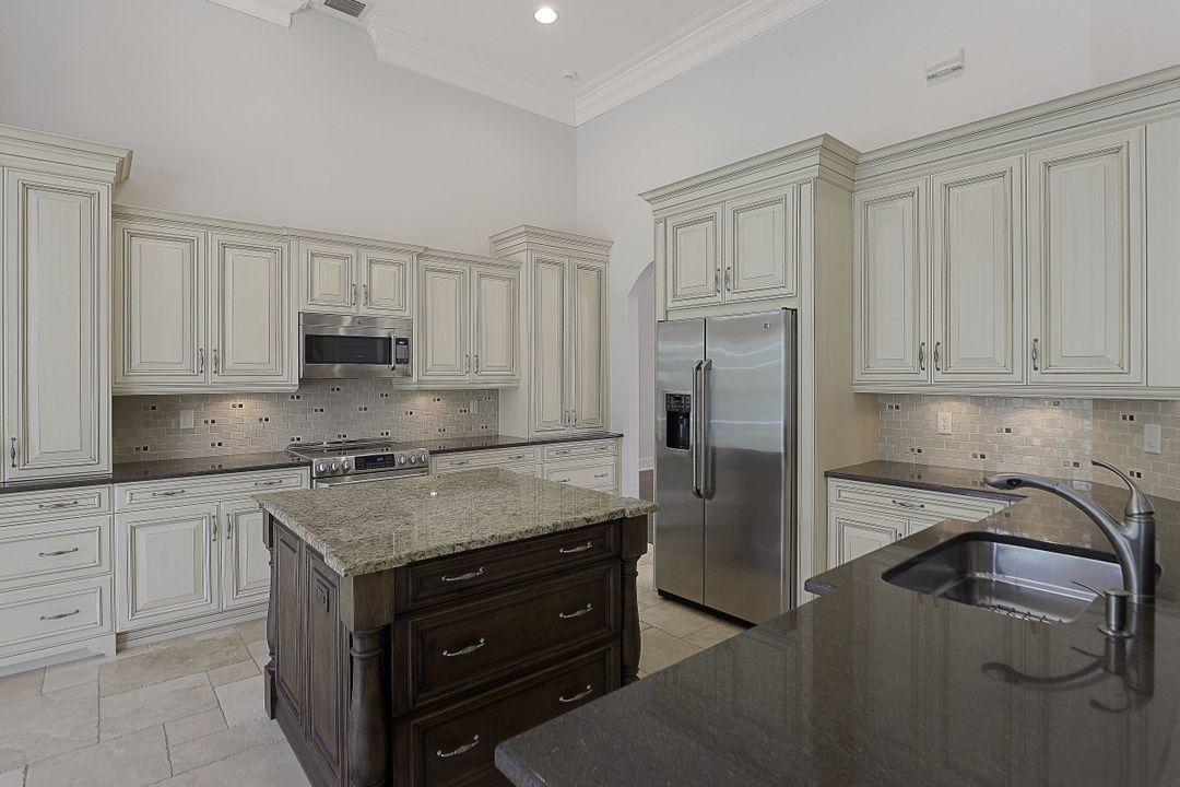 1905 Fairfax Cir, Naples, FL 34109