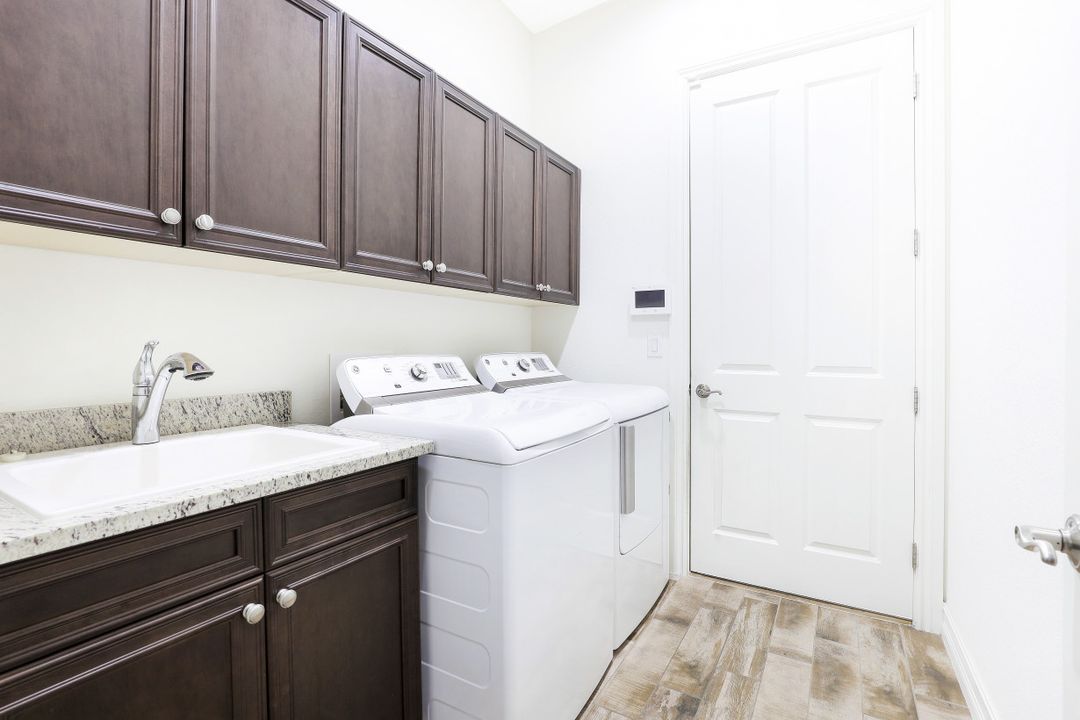 7327 Lantana Cir, Naples, FL 34119