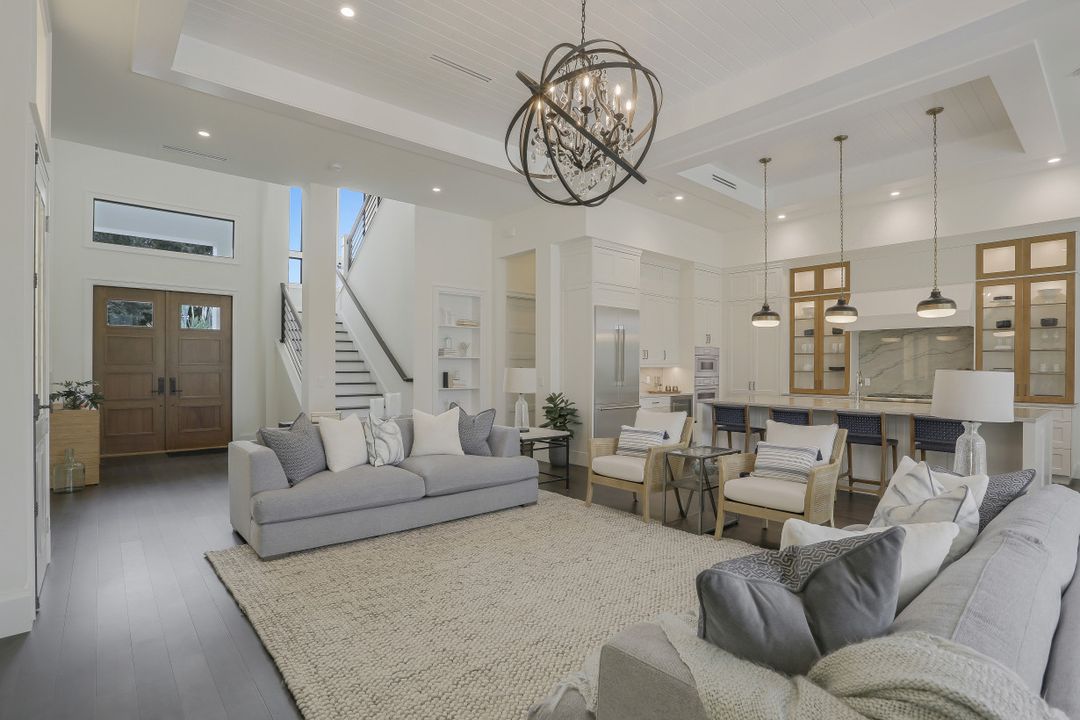 725 Parkview Ln, Naples, FL 34103