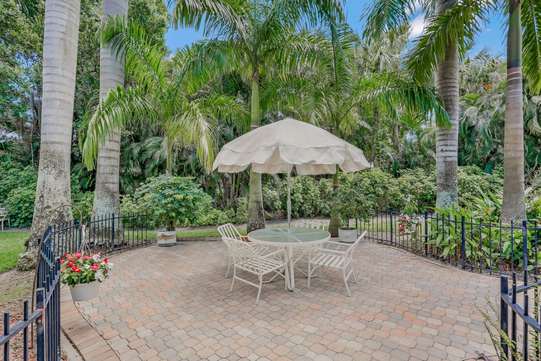 726 Bay Tree Ct, Naples, FL 34108
