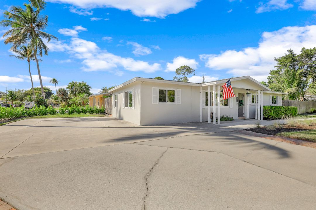 1091 22nd Ave N, Naples, FL 34103