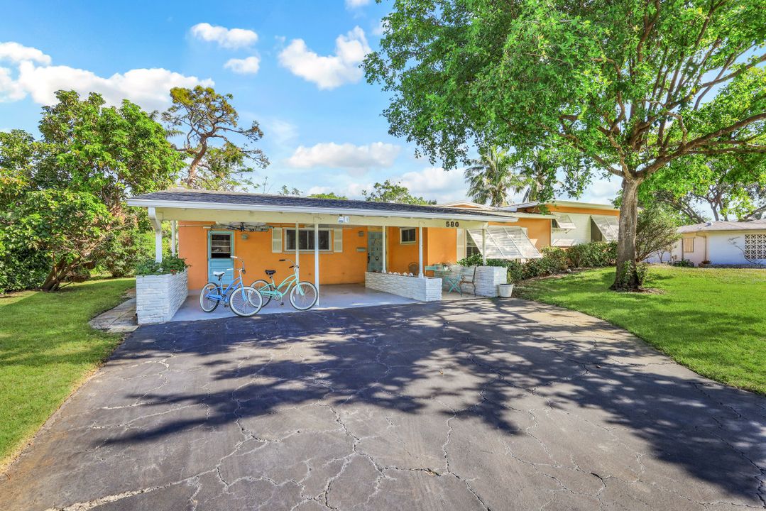 580 Palm Cir E, Naples, FL 34102