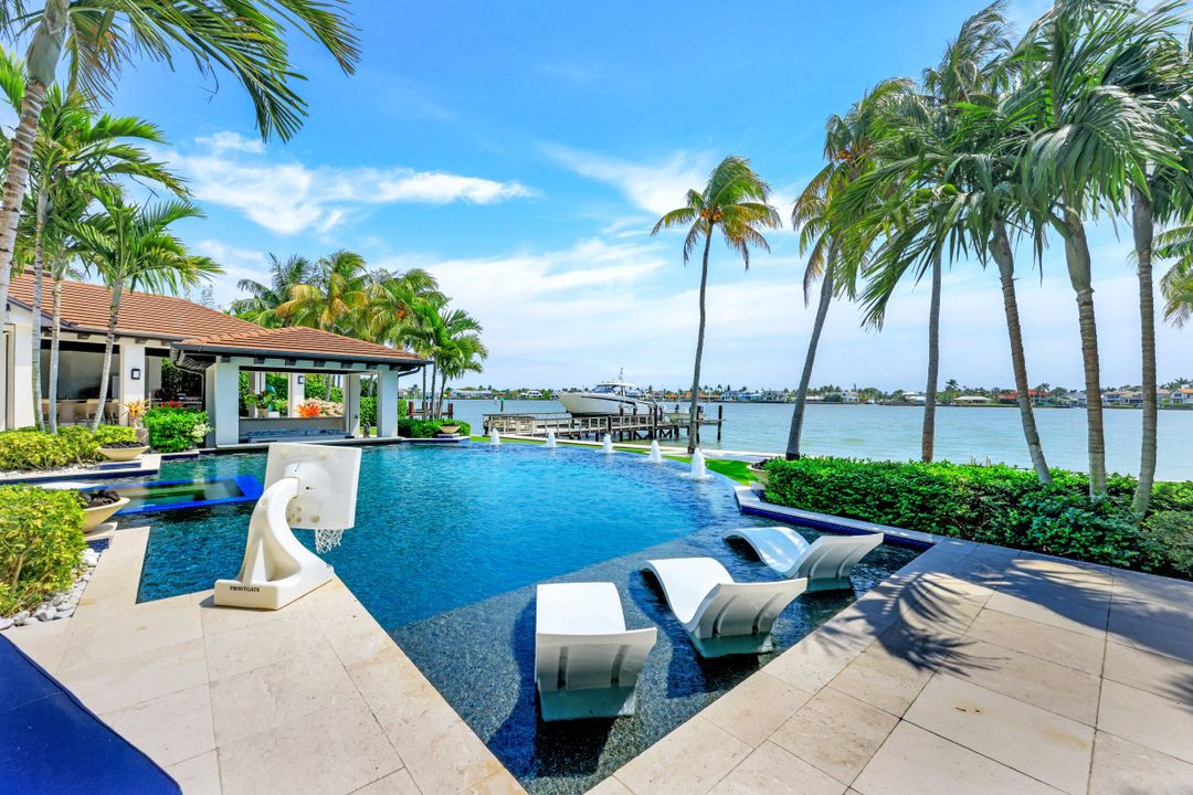 970 Aqua Cir, Naples, FL 34102