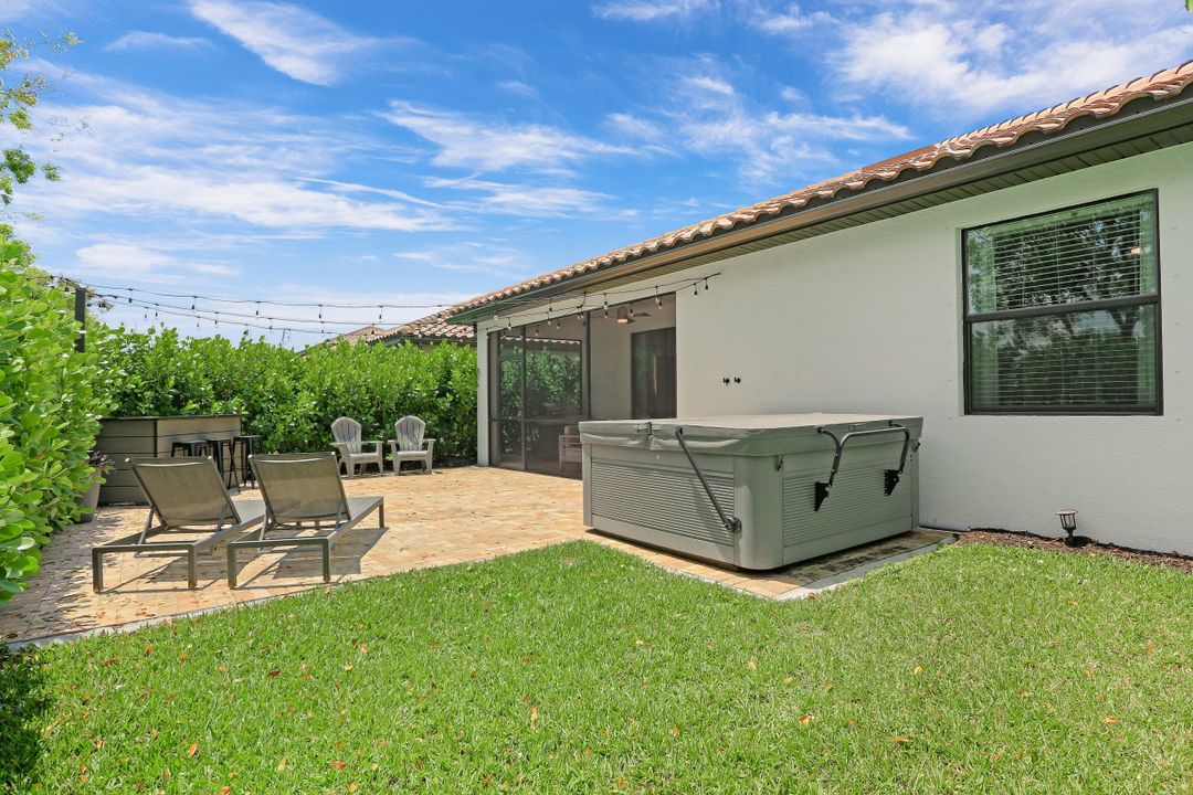 9385 Glenforest Dr, Naples, FL 34120