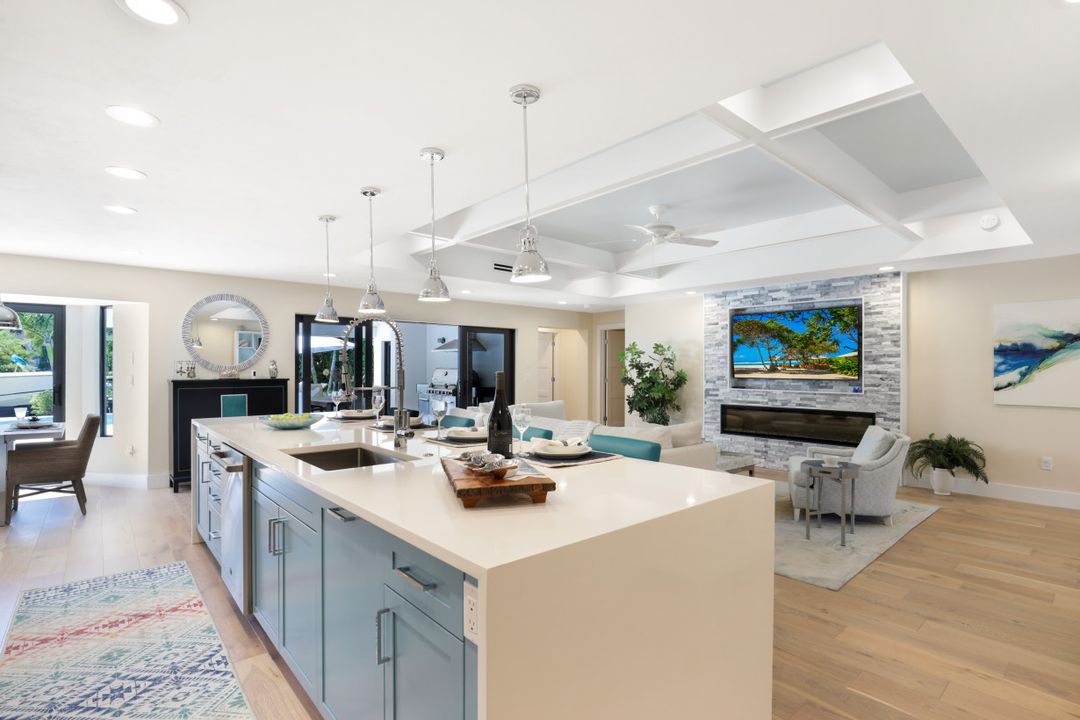 1300 Dolphin Rd, Naples, FL 34102