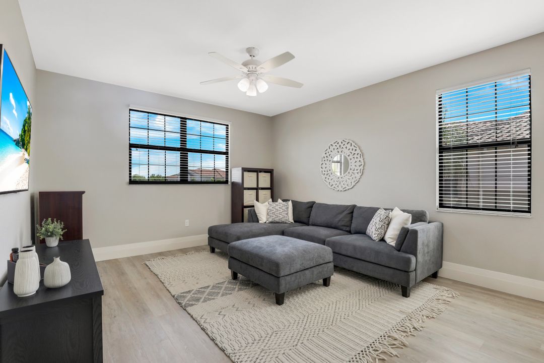 4167 Crescent Ct, Naples, FL 34119