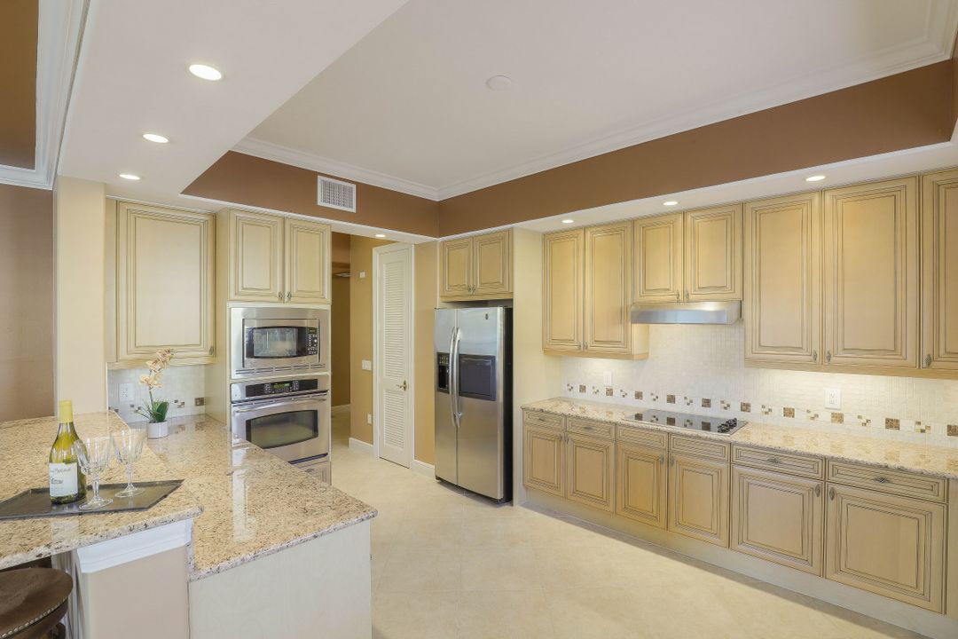 525 Avellino Isles Cir #33201, Naples, FL 34119