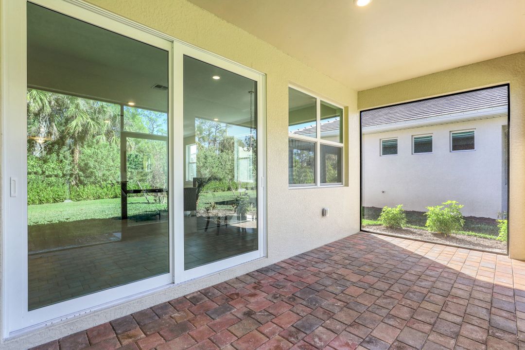 315 Tamarindo Ln, Naples, FL 34114