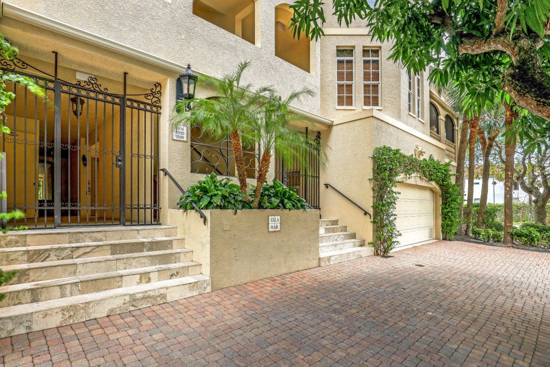 1010 5th St S #401, Naples, FL 34102