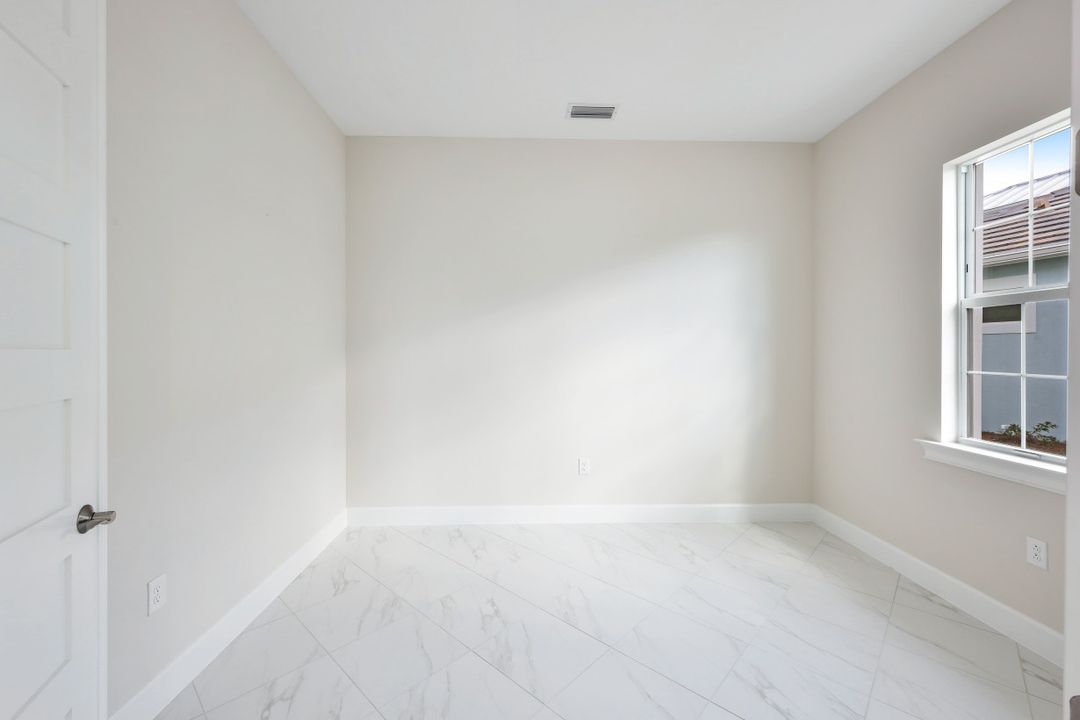 6435 Negril Isle Dr, Naples, FL 34113