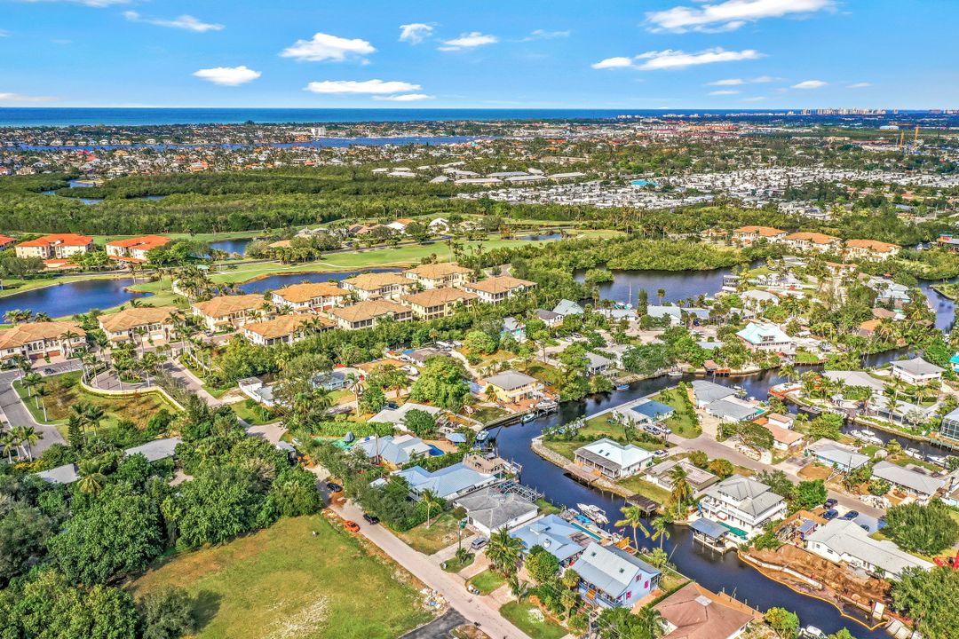 2631 Lakeview Dr, Naples, FL 34112