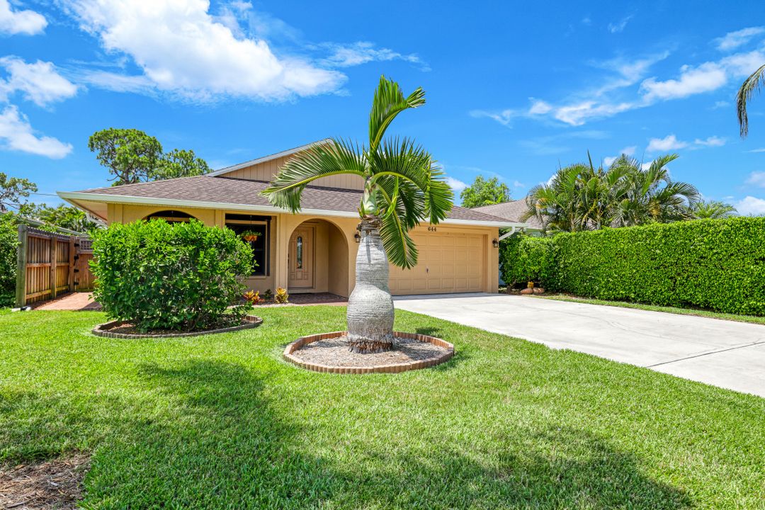 644 94th Ave N, Naples, FL 34108