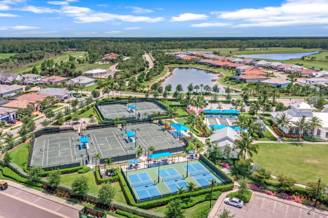 9374 Greyhawk Trl, Naples, FL 34120