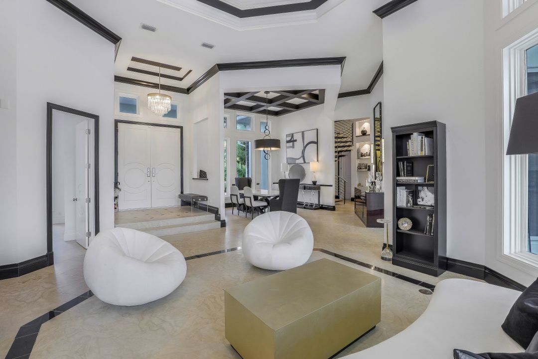 6262 Standing Oaks Ln, Naples, FL 34119