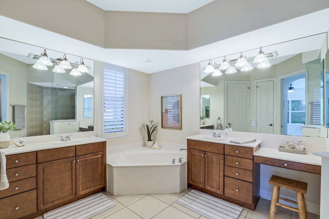 919 Tivoli Ct, Naples, FL 34104