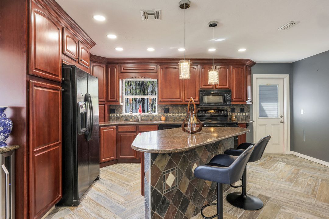 508 Cape Coral Pkwy W, Cape Coral, FL 33914