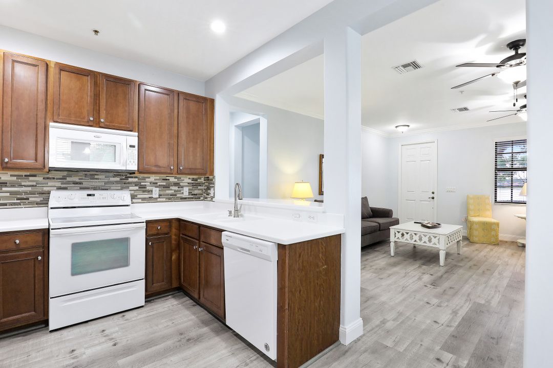 1391 Santiago Cir #902, Naples, FL 34113