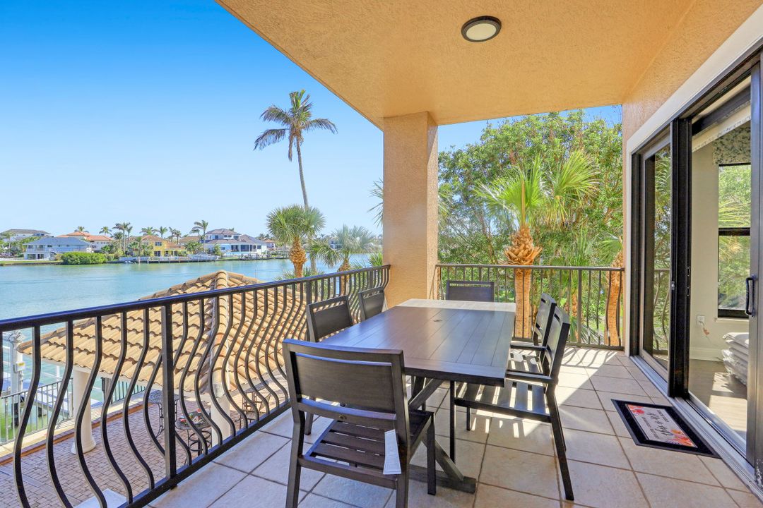 10620 Gulf Shore Dr  #203, Naples, FL 34108
