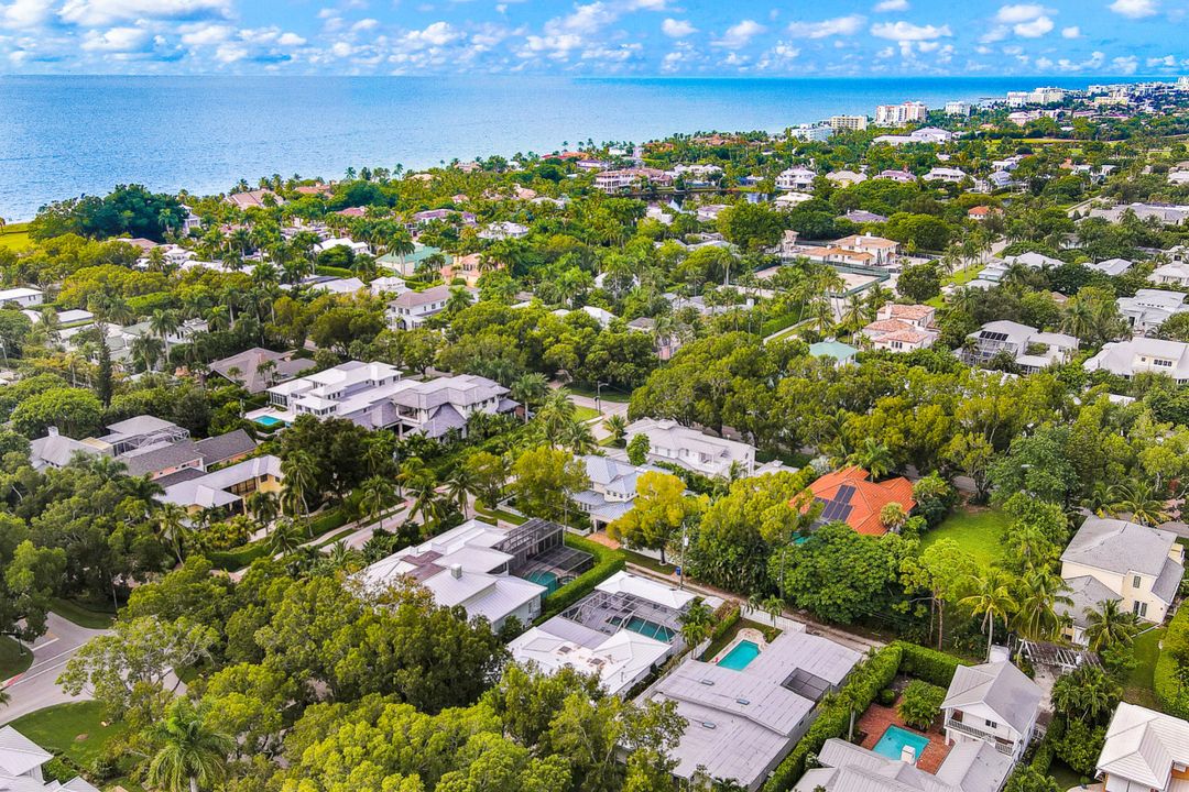 349 2nd Ave N, Naples, FL 34102